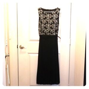 Jessica Howard Black embroidered Midi Dress